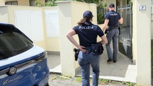 Botte alla madre e sfonda il portone. Già denunciato, finisce in manette