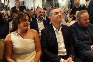 Η Μπέτυ Μπαζιάνα στο πλευρό του Αλέξη Τσίπρα στη Θεσσαλονίκη για το πρόγραμμα της ΕΛΑΣ [εικόνες]