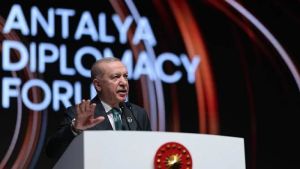 Türkiye’nin oyun planı ne? “Değerli yalnızlık”, on yılda “vazgeçilmez ülke”ye dönüştü. Bütün “kutup”larla diyalog kuran tek ülke haline geldi. 2026 yaz ayları, içeride de dışarıda dev adımlar atıldı. Batı Ekseni, Doğu Ekseni, Türkiye Ekseni..