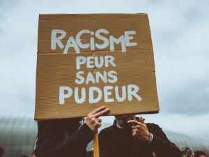 Un carburant à préjugés : quand l’antiracisme produit l’effet inverse