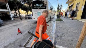 Perdita d’acqua in viale Matteotti. Passa autobus e cede l’asfalto