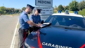 Travolto dal portellone della ruspa. Giardiniere di 75 anni ricoverato