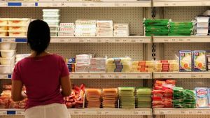 Belluno, prezzi alle stelle per gli alimentari: «Fare la spesa è un vero incubo»