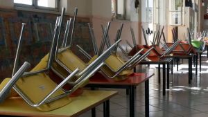 Scuola, cambia l’appalto per 130 operatori e scatta la rivolta: «Due mesi senza salario»