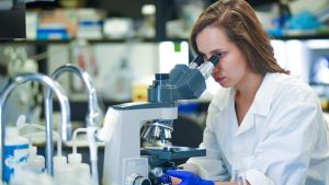 Ritardi degli istologici: un solo medico deve refertare 100mila esami. “Quattro mesi per sapere se avevo un tumore”