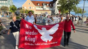 Friedensappell am Bodensee: Mehr als 100 Teilnehmer bei Kundgebung zum Antikriegstag