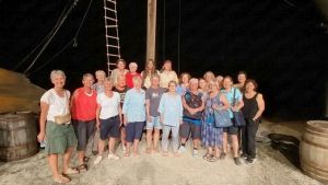 20 Frauen segeln rund um den See, um kulturelle Veranstaltungen zu besuchen
