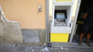 Bancomat e Poste della provincia nel mirino dei ladri: cinque colpi in tre giorni