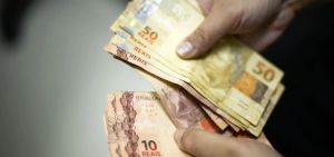O paradoxo da abundância: por que o brasileiro ganha mais e consome menos?