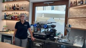 Volontaria alla mostra di Illegio apre un bar per i visitatori: «L’ho chiamato come mia nonna»