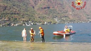 Como, trentenne fa il bagno nel lago a Nesso e annega: il corpo recuperato dai sommozzatori al largo del Lario