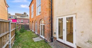 Charming town house in secure gated community to rent for £1,100 pcm