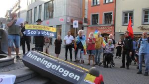Blut für hohe Renditen? Aktivisten warnen vor Sozialabbau und wachsender Kriegsgefahr