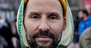 Han har kun mødt anerkendelse og opbakning. Alligevel svigter Isam B Danmark