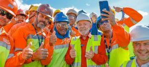 Obras, programas e avanços sociais abrem caminho para Lula se destacar sobre adversários sem ataques
