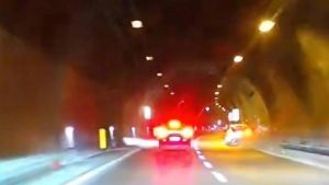 Bellano, incidente nella galleria della Statale 36. Una dashcam inchioda l’automobilista? ''Forse era al telefono''