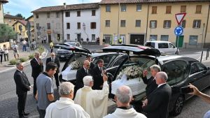 L'addio a Noemi e Desirèe a Paderno, morte a 11 e 4 anni: palloncini, lacrime e lutto cittadino per la tragedia di Basiliano