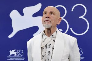 A Venezia 2026 ecco Wild Horse Nine, scoppiettante satira sulla CIA con un irrefrenabile John Malkovich