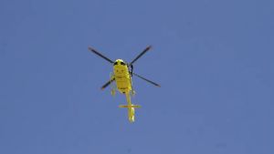Trovato incosciente in strada accanto alla bici, trasferito in gravissime condizioni in elicottero a Udine