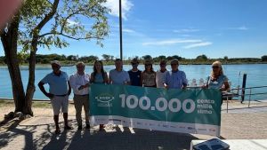 Passo barca Lignano-Bibione, festeggiato il passeggero numero 100 mila: premio alla turista tedesca Martina