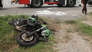 Il dolore dei genitori di Marco, morto in moto nell’incidente di San Vito: «Dov'è nostro figlio?»