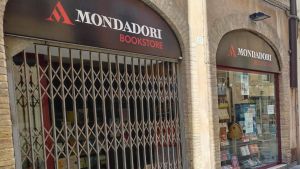 Libreria Mondadori, è finita: già portati via tutti i volumi