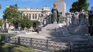 Trieste, sparita una lettera dal monumento dedicato all’imperatrice Sissi in piazza Libertà