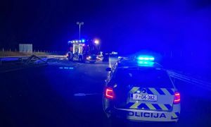 Na avtocesti povozila 15-letnika, brata ostala brez odškodnine