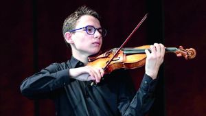 Il 15enne che suona il violino di Einstein: «Ho iniziato a 4 anni, ora sogno una carriera da solista»