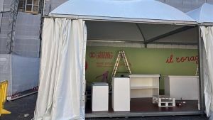Negozi oscurati dagli stand: 