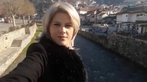 Donna incinta di quattro mesi muore d’infarto sotto gli occhi delle due figlie
