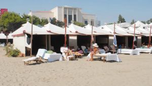 Il paradosso del Lido: resistono i residenti, ma crollano i turisti