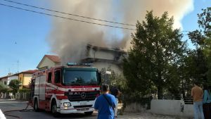 Incendio in una casa a Oderzo, fumo visibile a chilometri distanza