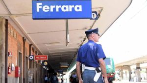 Cadavere alla stazione di Ferrara, è giallo