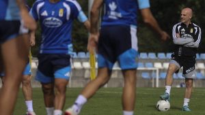 Problemas arriba para el Oviedo: Carlos Fernández y Chris Ramos siguen sin entrenar y apuntan a bajas