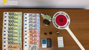 Sorpreso con la droga vicino a uno chalet: si tuffa in mare per sfuggire ai controlli