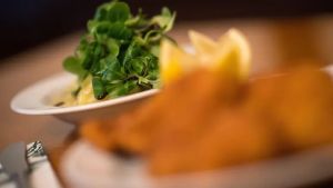 Oltre 100 mila litri d'acqua buttati in 5 giorni: quanto ci costa il cibo avanzato nelle mense degli ospedali