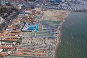 Concessioni balneari, la sentenza del Consiglio di Stato: gare entro settembre 2027. Indennizzi non automatici