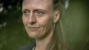Ingrid Ank: Det er forbuddet, der insisterer på at gøre håndtrykket erotisk