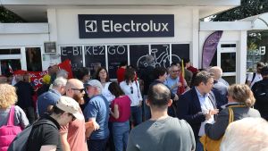 Electrolux, i conti non tornano: “Più produzione, meno personale”