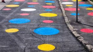 Bolli in strada e polemiche: 
