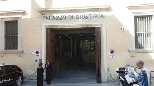 Tocca il fondoschiena a una donna. Perizia sulla capacità d’intendere