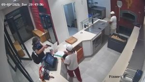 Rapina in pizzeria a Ponte San Nicolò, entra e punta la pistola alla commessa: il video
