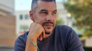 Ha un infarto mentre è in bicicletta e cade a terra, morto a 38 anni