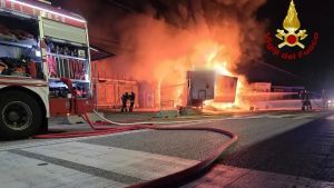 Trieste, incendio nel Porto Nuovo: a fuoco tre semirimorchi e un camion