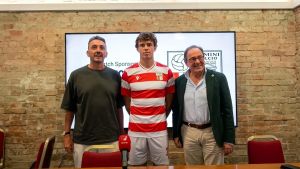 Il Rimini in campo con la divisa papale. Omaggio a Leone per il debutto in casa
