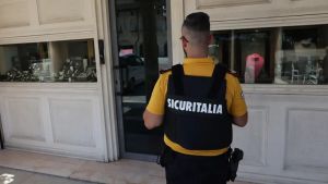 Assalto alla gioielleria Corona a Oderzo, la porta sfondata con un ariete rubato ai pompieri