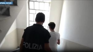 Accoltellano e rapinano due giovani a Piacenza, arrestata banda di cinque ventenni