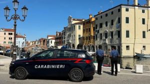Chioggia, minaccia di dare fuoco alla casa dei familiari: arrestato un 50enne