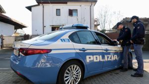 Lo vede in auto con sua moglie, gli spacca il naso e gli ruba il telefono: arrestato